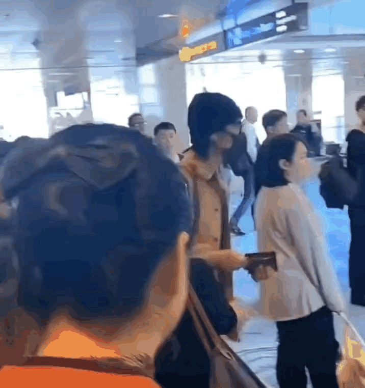 #肖战 经纪人#肖战手里拿的啥他自己都没发现[允悲]还是晶姐眼疾手快，赶紧还给了