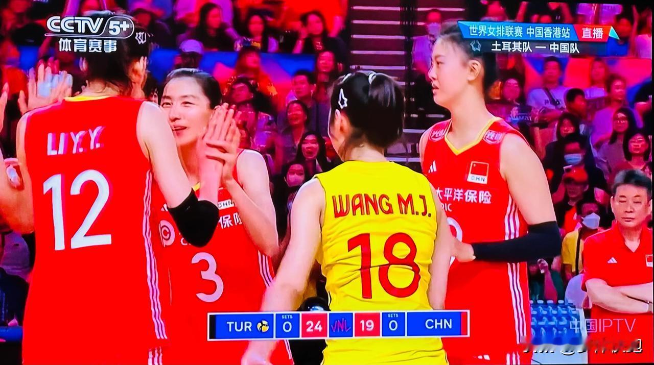 21-25，中国女排0-1落后土耳其女排！本场比赛朱婷受伤休战，主教练蔡斌派上了