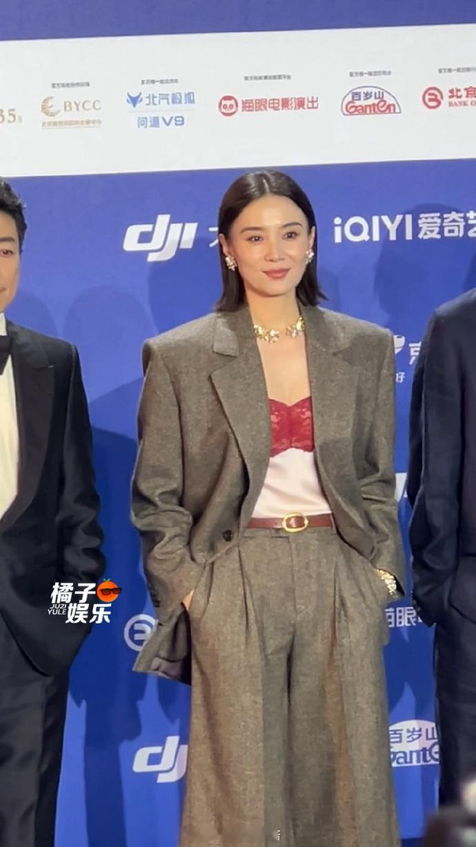 宋佳剪短发了宋佳剪短发亮相北影节红毯，中分造型又A又飒，气场直接拉满！果然红毯还