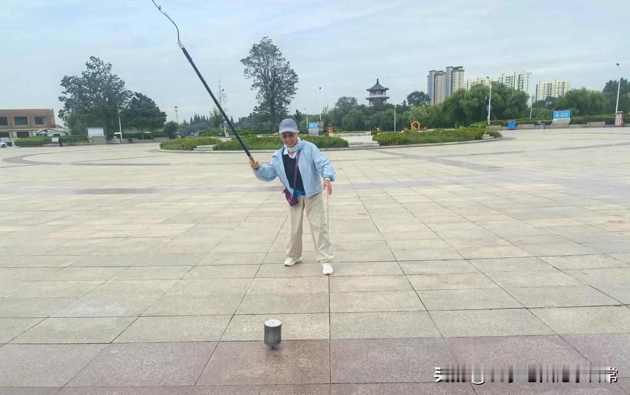 王师傅教得很认真，他边示范边讲：右手怎样执鞭？鞭子怎样高高举起？用手腕怎样甩鞭？