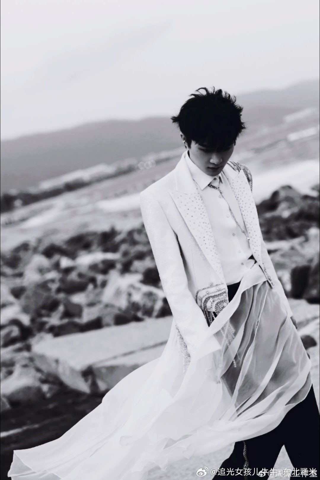 周深周深海边大片周深漂洋过海来看你舞台好治愈 领导海边大片妥妥的新郎既视感氛围感