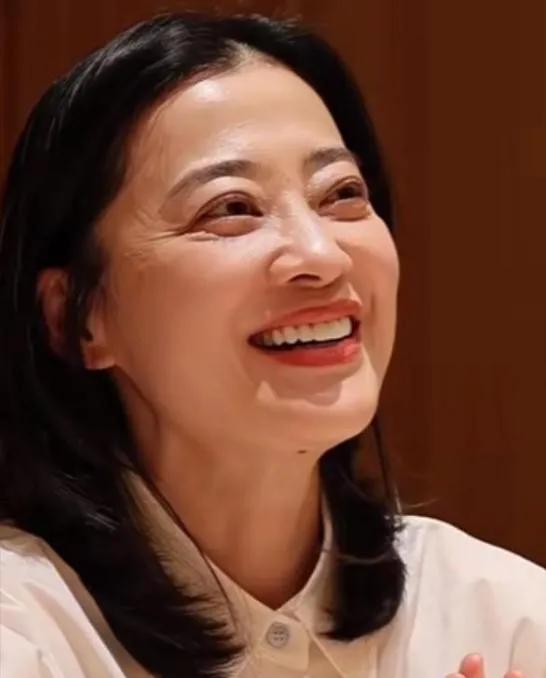 梅婷请工作伙伴吃日料，镜头下真实状态曝光，坦然面对岁月痕迹，镜头近距离捕捉到了她