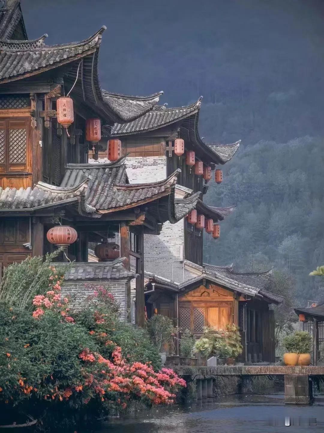 云南是能治愈一切的好地方。
小资，文艺，躺平…
生活无处不在的风花雪月中…
任游