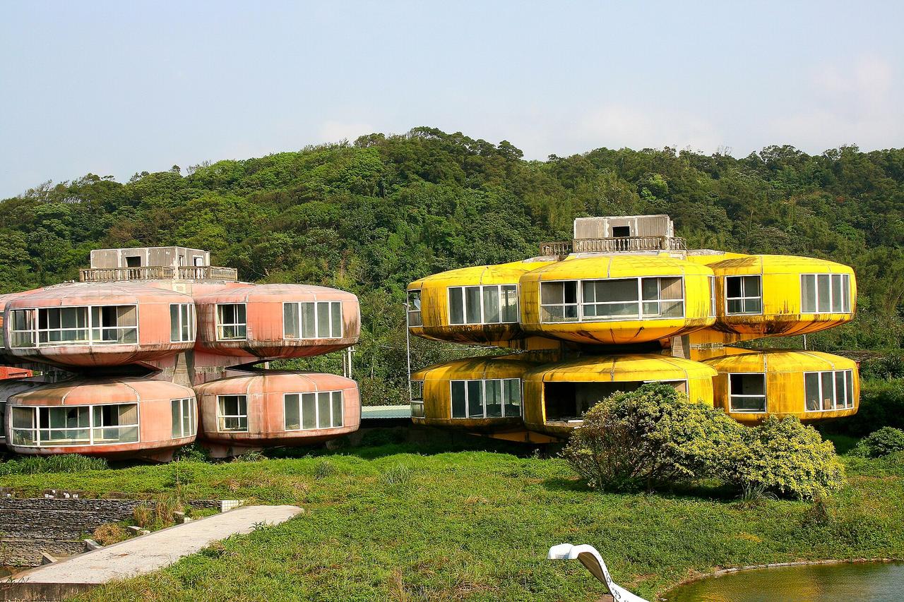 三芝飞碟屋，也被称为“太空屋”、“海上旋宫”、“玲珑屋”、“彩虹屋”，位于台湾台
