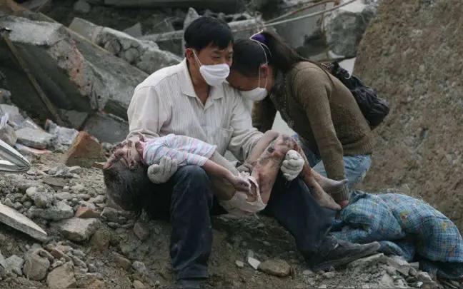 四川地震“1秒逃跑”的奶爸，转身瞬间为何看哭万人？
 
10月12日四川雅安4.