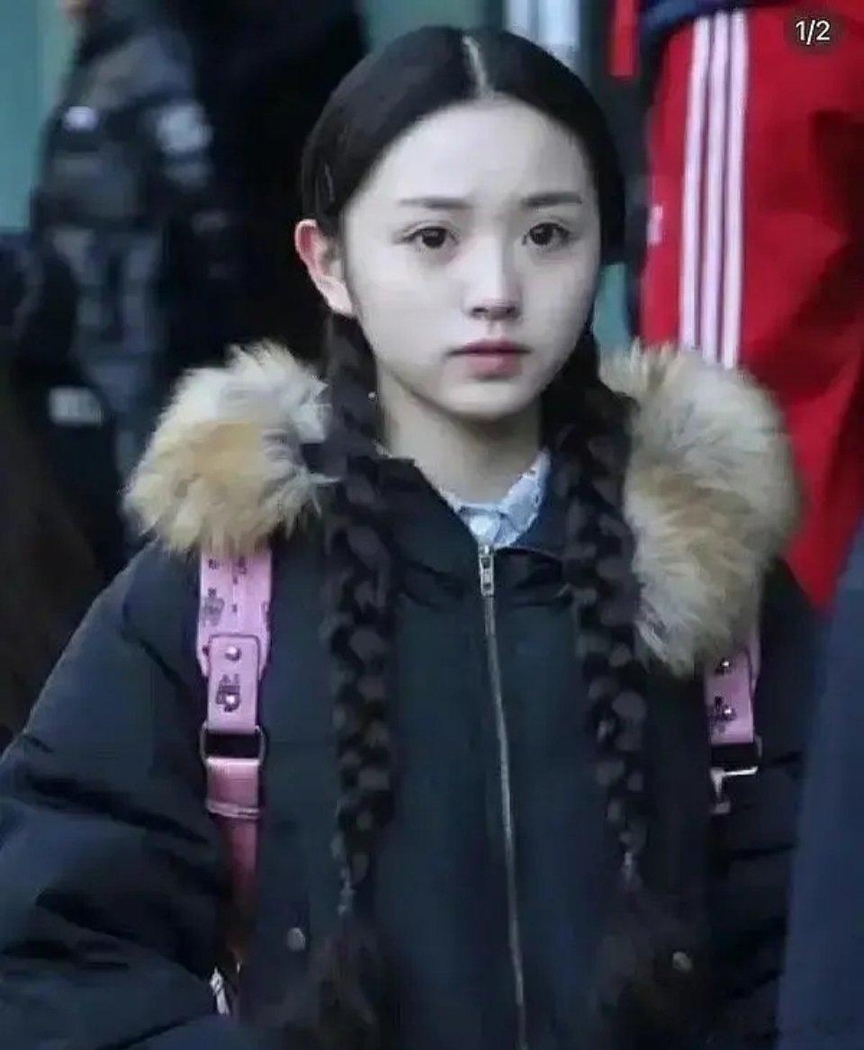 看田曦薇和张凌赫早期的素人图也感觉好配 