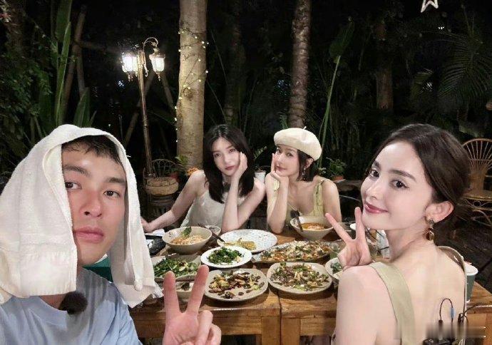 #花少好友季第二站阵容#花少好友季第二站嘉宾🈶辛芷蕾、胡先煦、秦岚、江疏影、古