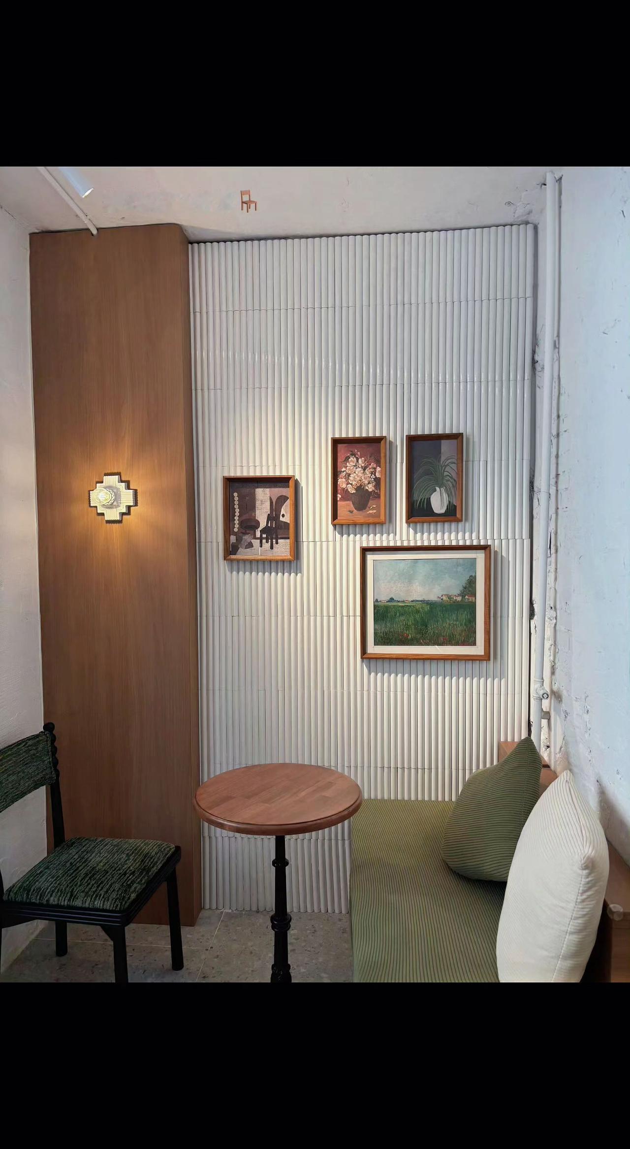 📚光影是书的序章，画框里藏着偷来的时光✨ 坐进褶皱沙发，连呼吸都慢成了诗📖