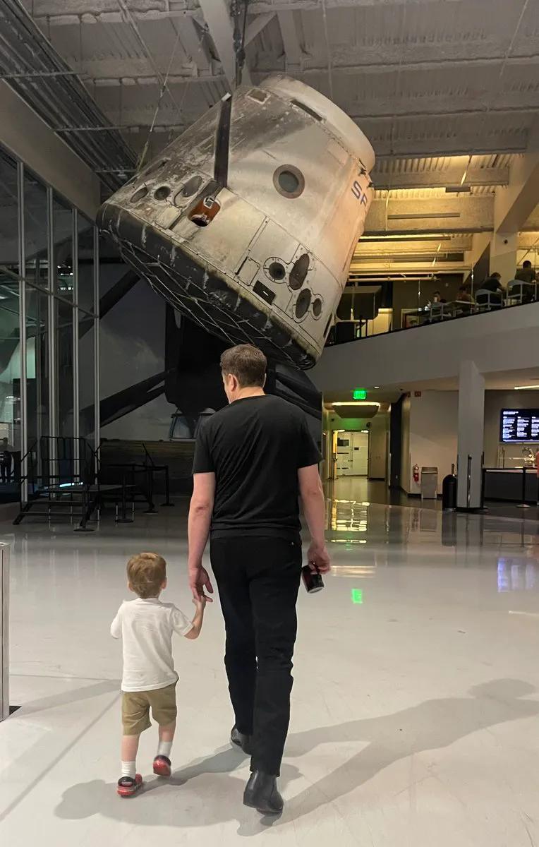 马斯克带着儿子到spaceX看火箭回收装置