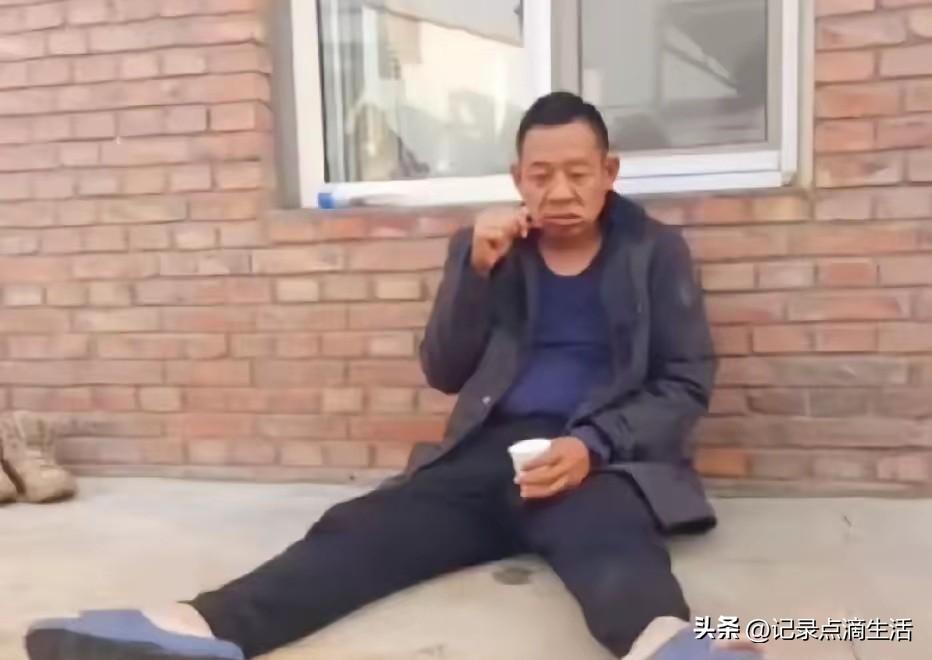 这组照片放出来，如果不是认识于东来，肯定会认为是哪个农村的守村人，就像王宝强演的