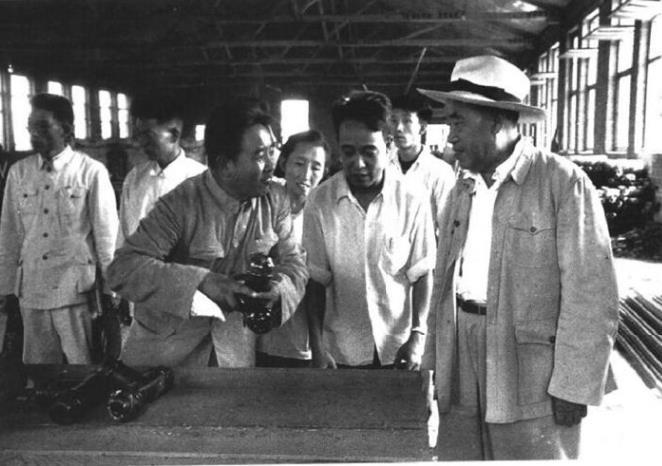 1958年8月，朱德视察秦皇岛市耀华玻璃厂。