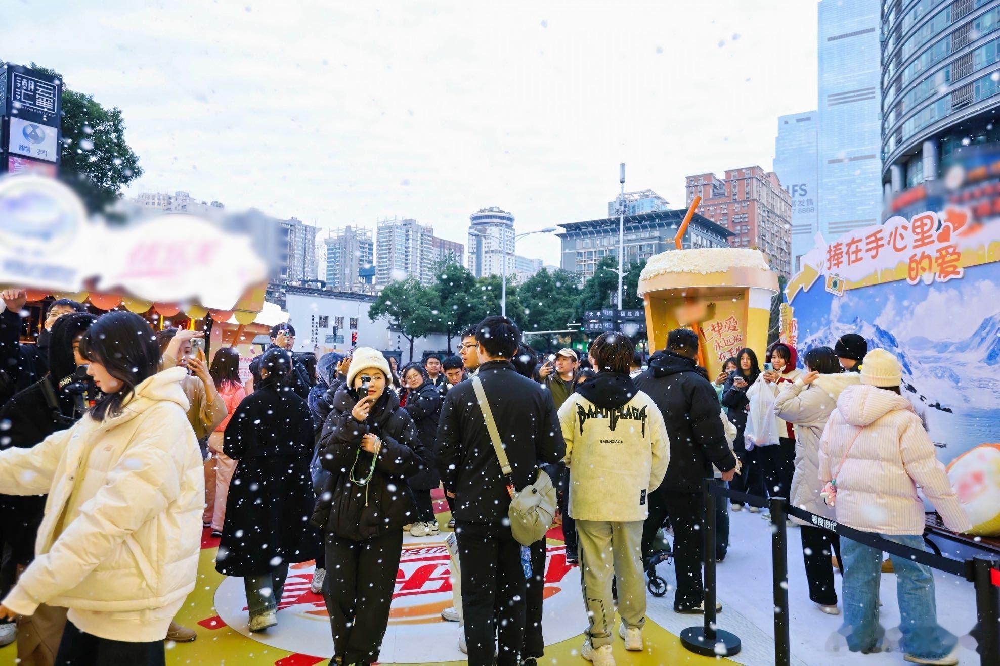 被长沙初雪待遇宠成翘嘴了 长沙初雪，别出心裁地营造出非凡的人造雪景。帅气的NPC