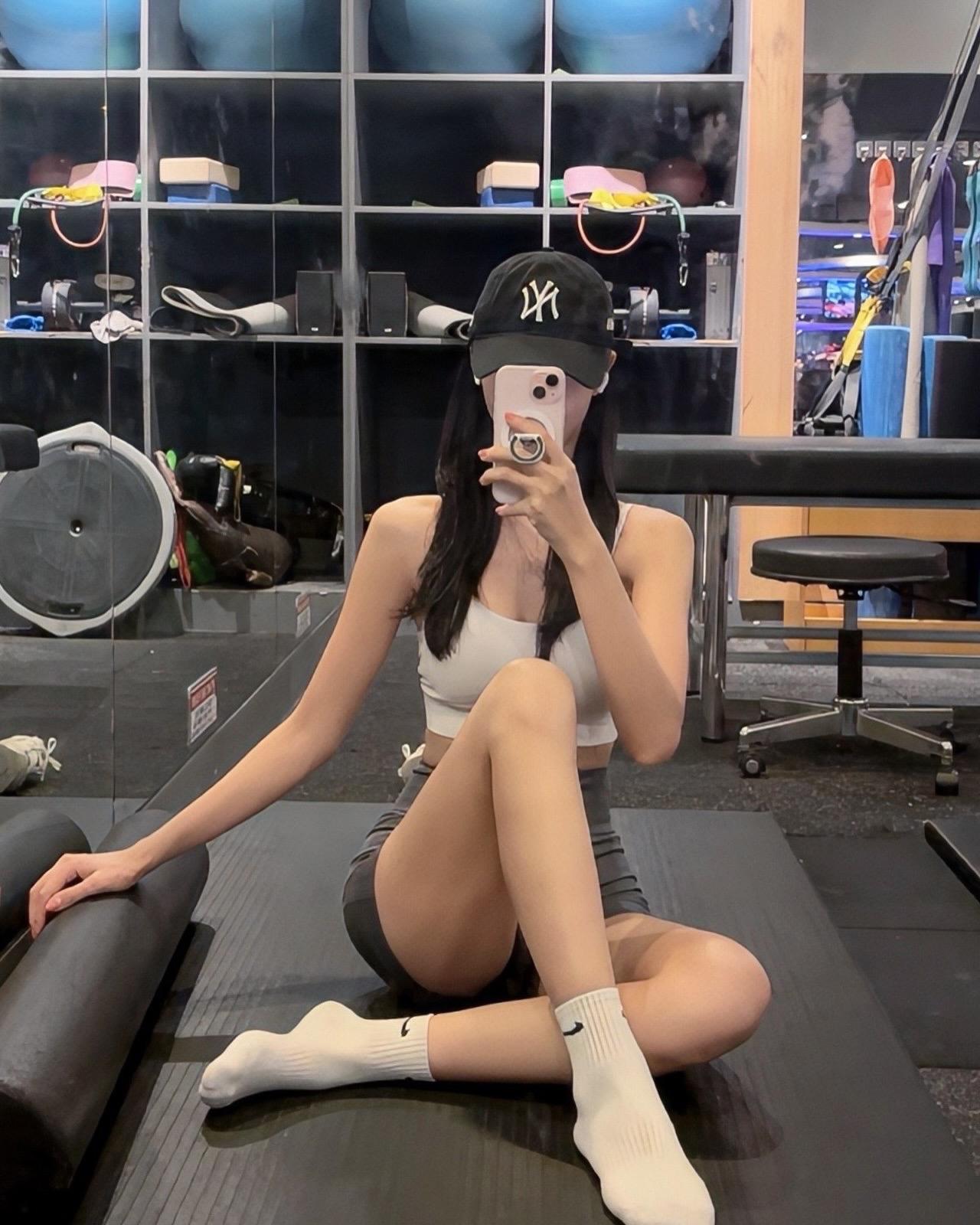 现在每天锻炼一小时，是为了以后不用每天胖24小时。[笑]