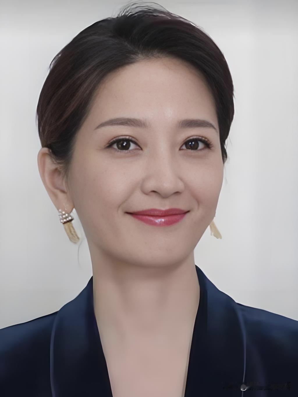 谢颖颖，央视财经频道当家花旦，知性优雅，以专业解读财经风云，用智慧点亮财富人生。