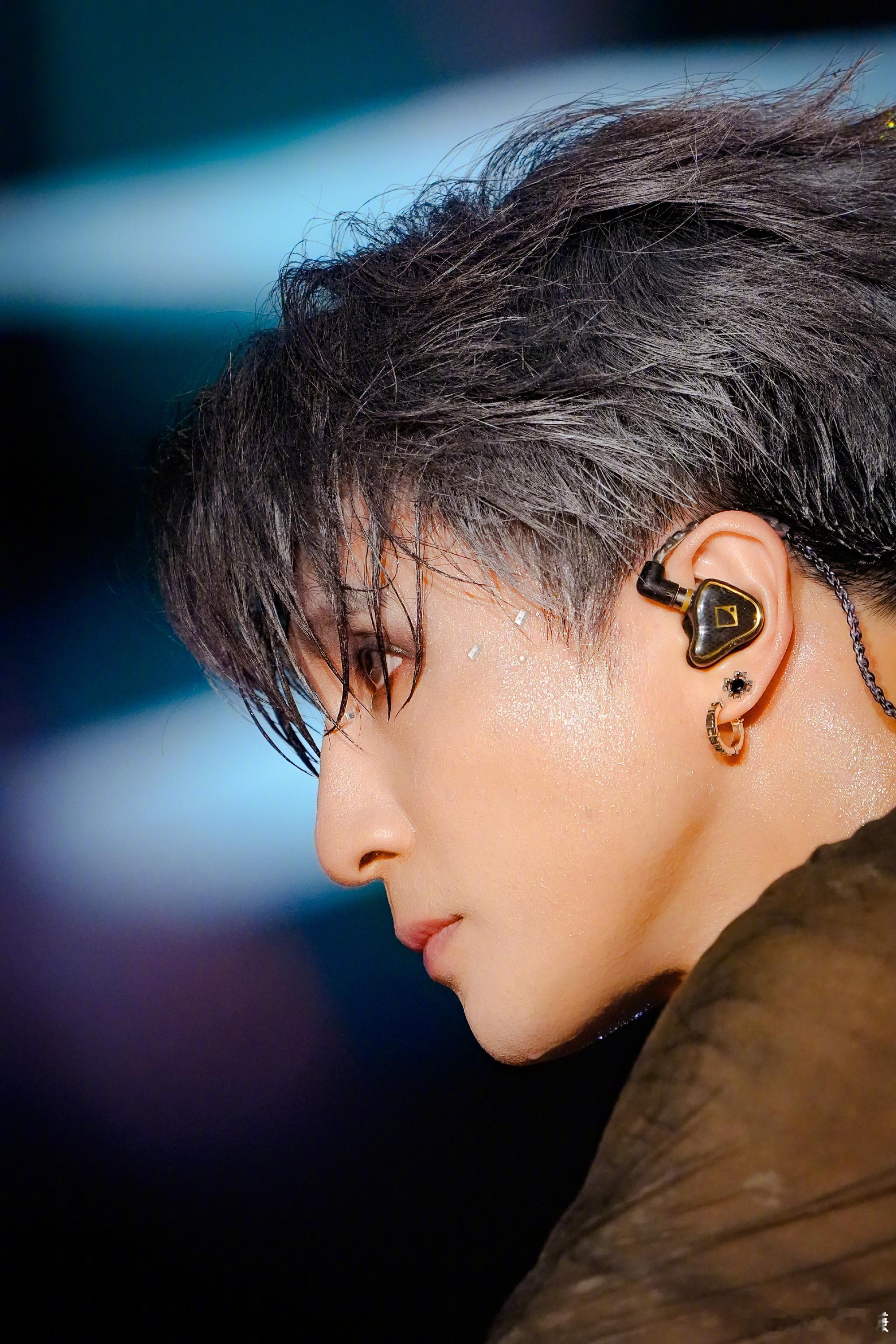 薛之谦演唱会票数谁不爱说到做到的老薛，六场全开不打一点折扣，遮挡区域也压到最低，