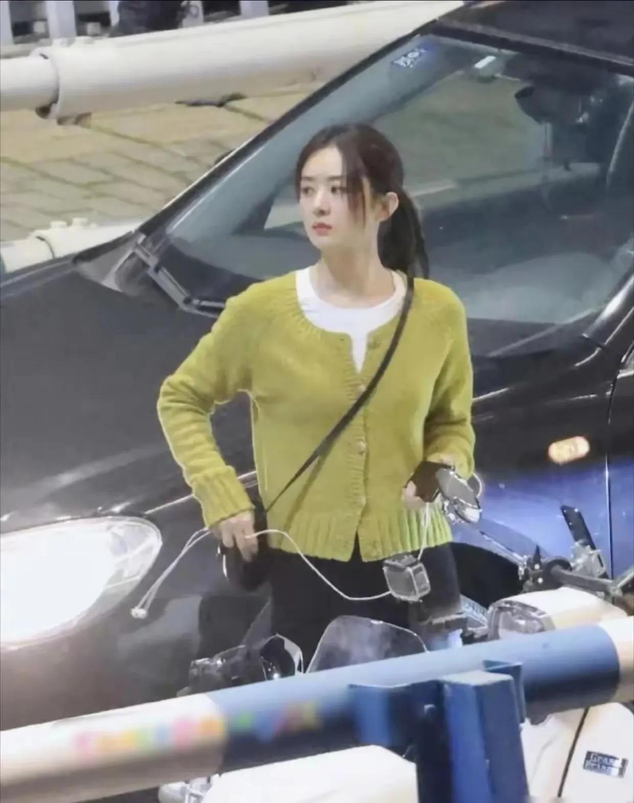 她结婚太早，遇人不淑，自己生的孩子还没有抚养权，跟杨幂一样可怜。她是在事业上升期