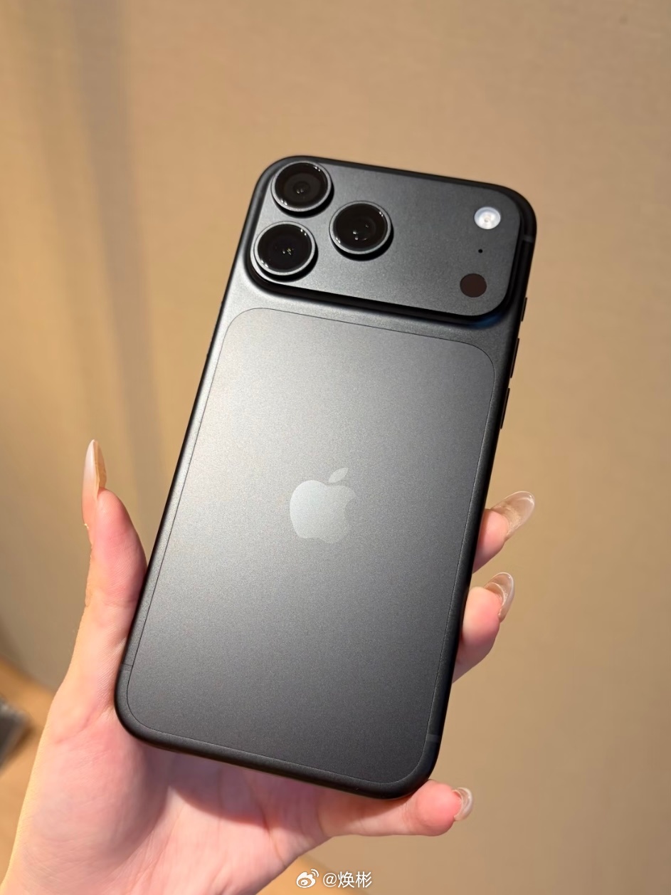 突然发现黑色最好看，是不是哦[思考]iPhone18Pro新配色iPhone18