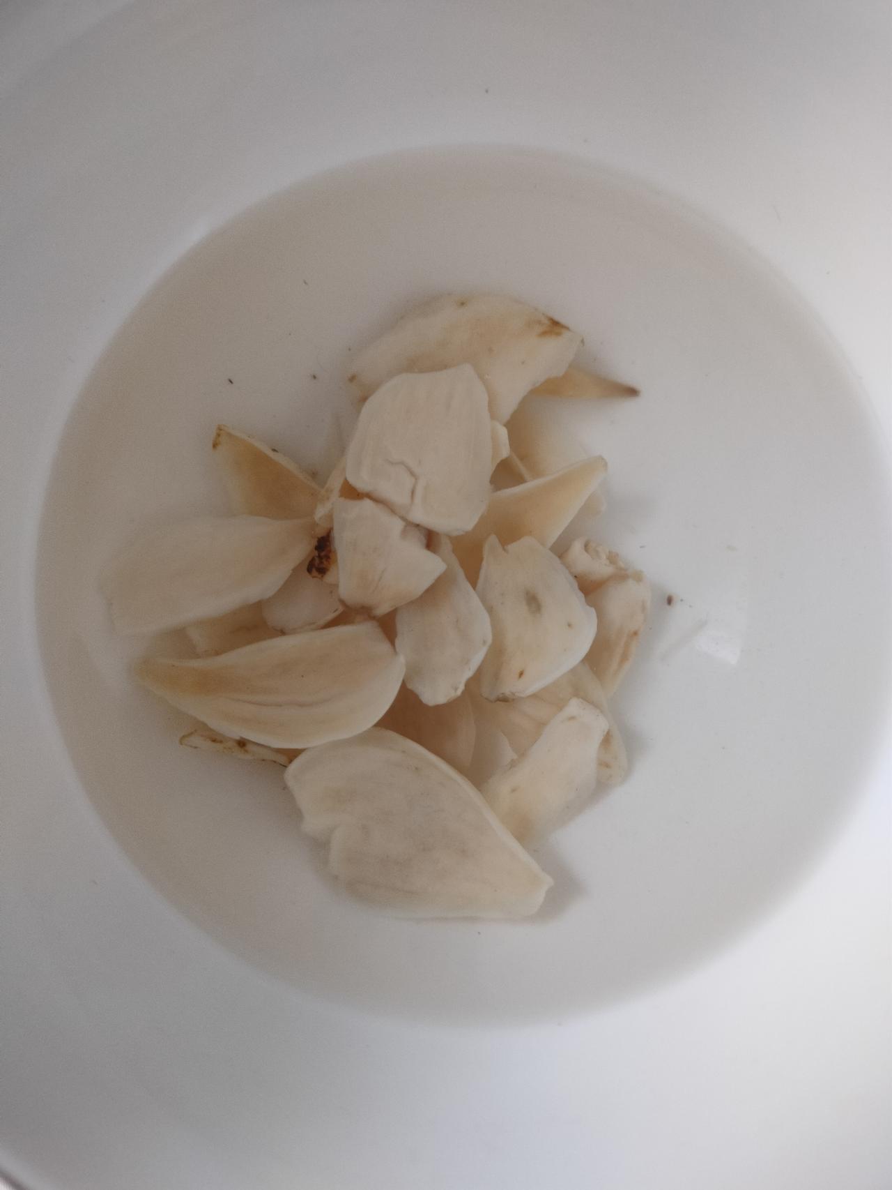 银耳百合羹是不是很应景？
夏日刚过，立秋的到来，那么喝的也要跟季节同步。
老公买