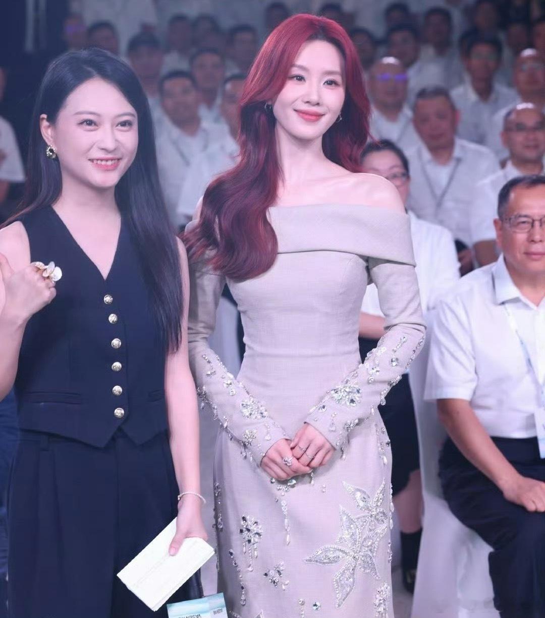 刘诗诗红发大波浪状态不错 ​​​