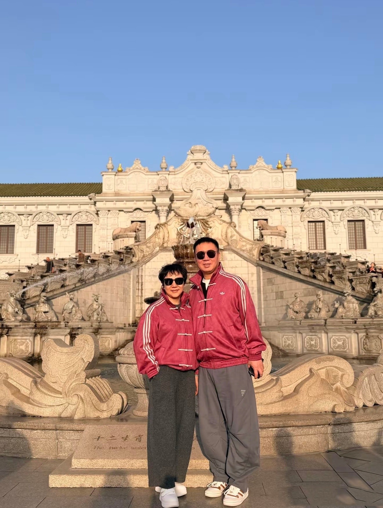 李现和杨紫父母穿同款外套 哈？这很正常吧~ 