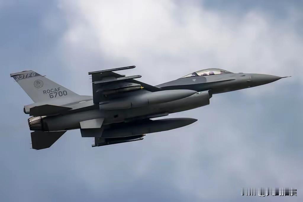 从台岛花莲空军基地起飞的一架编号6700的F-16V（由F-16AM升级而成）在