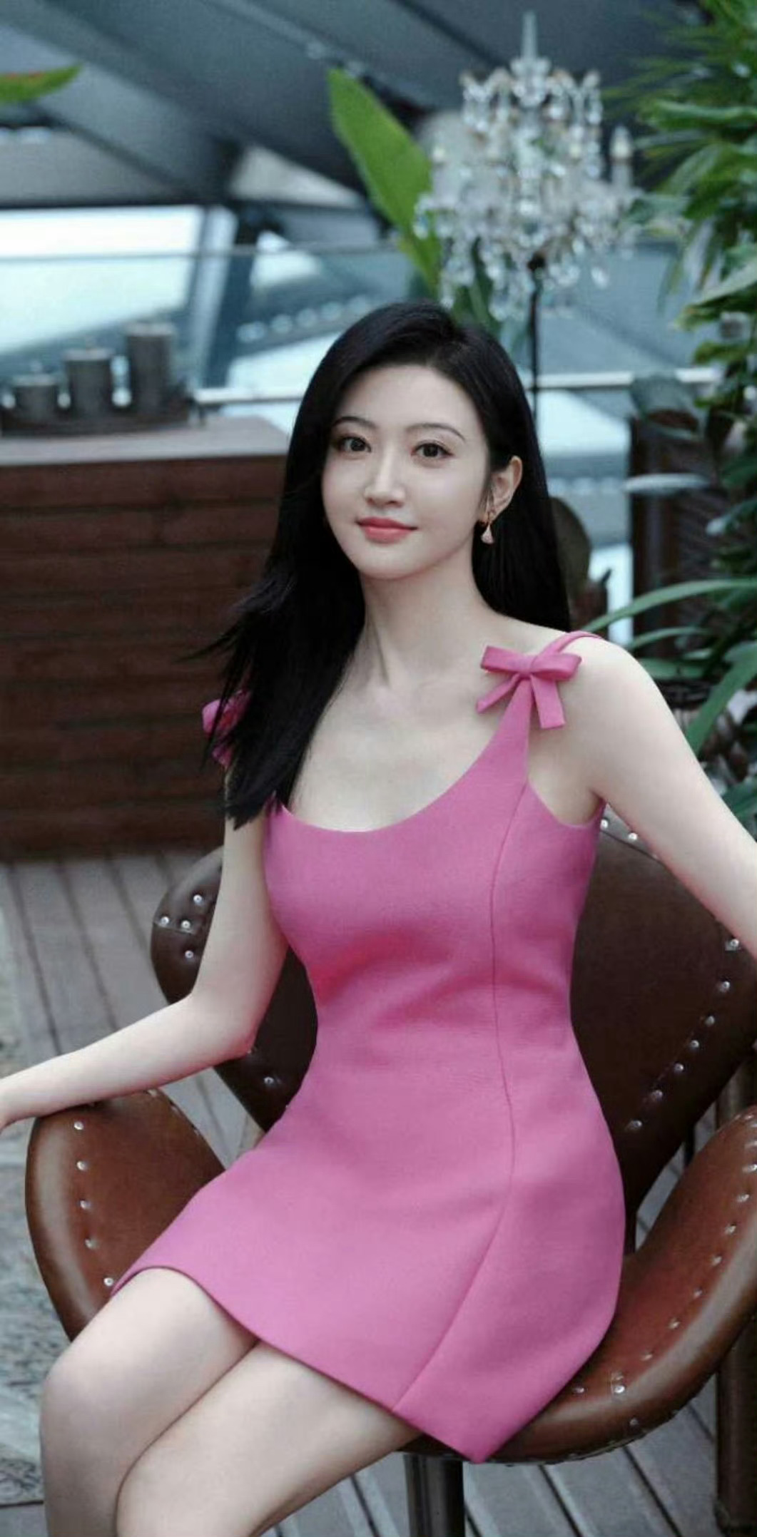 景甜身着粉色蝴蝶结吊带裙，优雅甜美尽显独特魅力 ​​​