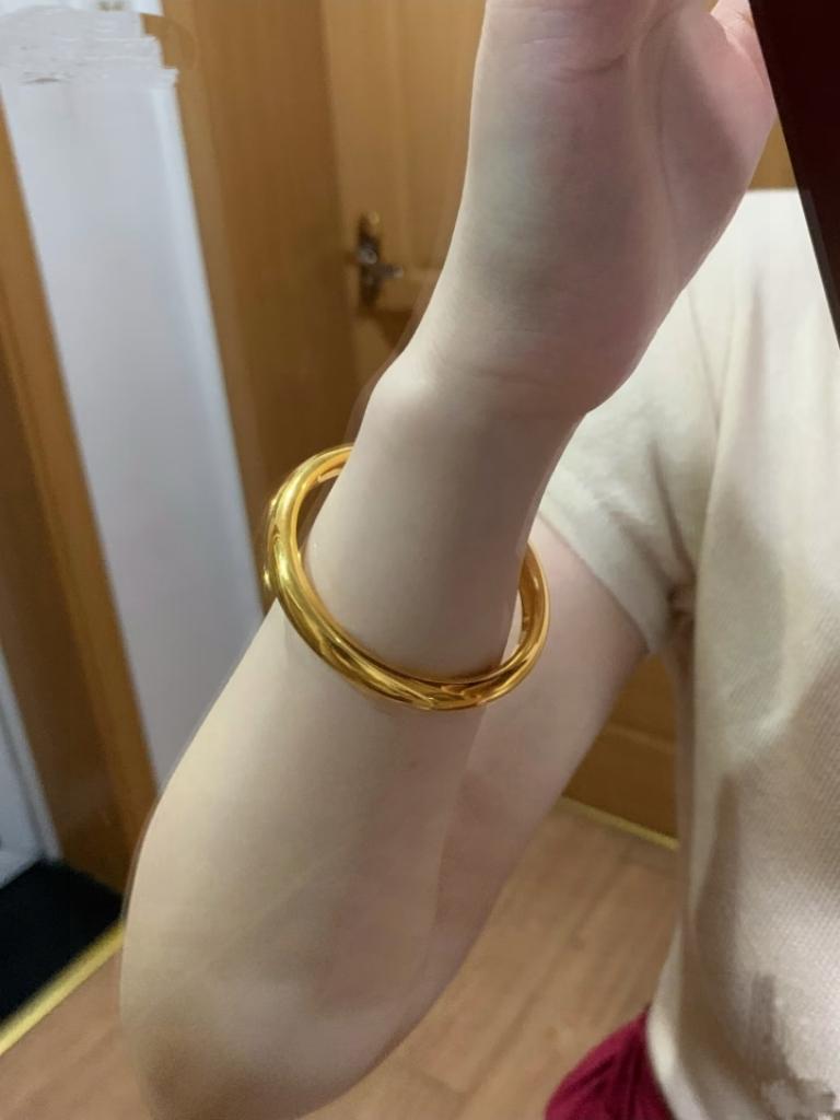 同事手腕上那只金镯子，在办公室引起一阵小小的议论。43 克的分量，标价接近四万七