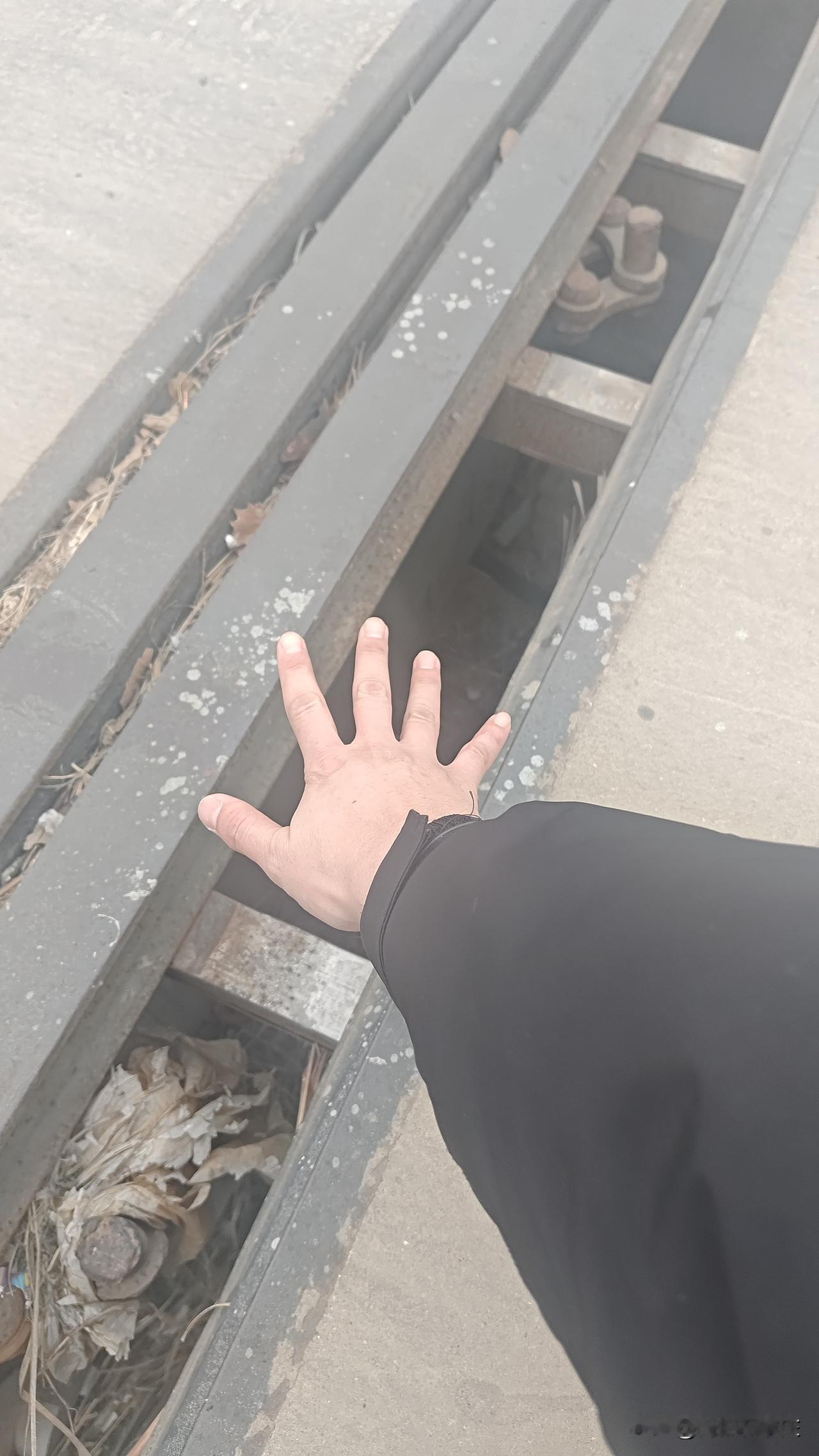 复兴大桥下边，以前的新元高速旧桥，竟然会有个大缝隙！
记得以前不是这样的呀？
难