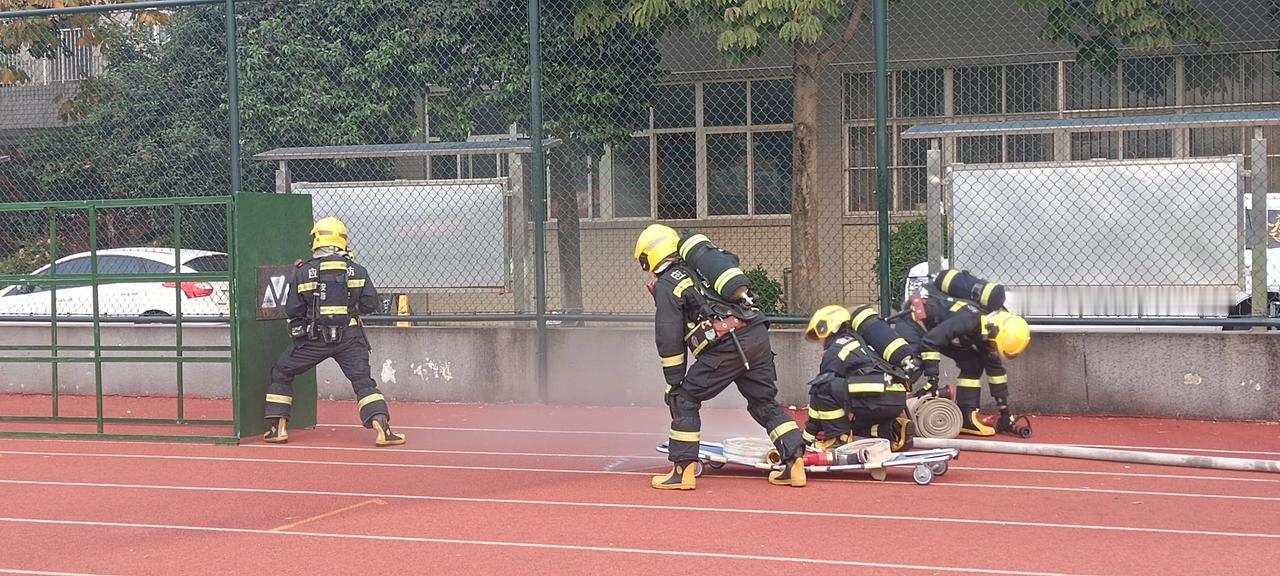 长安区119消防安全宣传周活动启动仪式
火灾非儿戏  警钟要长鸣
致敬消防员！