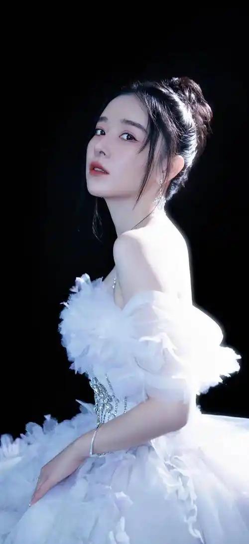 4月26日，演员阚清子在直播和粉丝互动时，被问到直播间长期稳居榜一的神秘网友身份