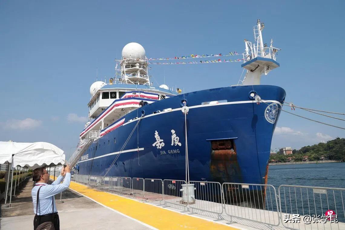 联合早报今天（5月5日）报道：“菲律宾海岸警卫队星期天称，四艘中国科考船在菲律宾