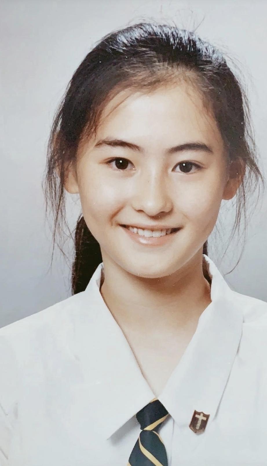 张柏芝从小就美的不像话，笑容很俏皮，眼睛里住着小星星。
她的宠物萌萌的，小巧的脸