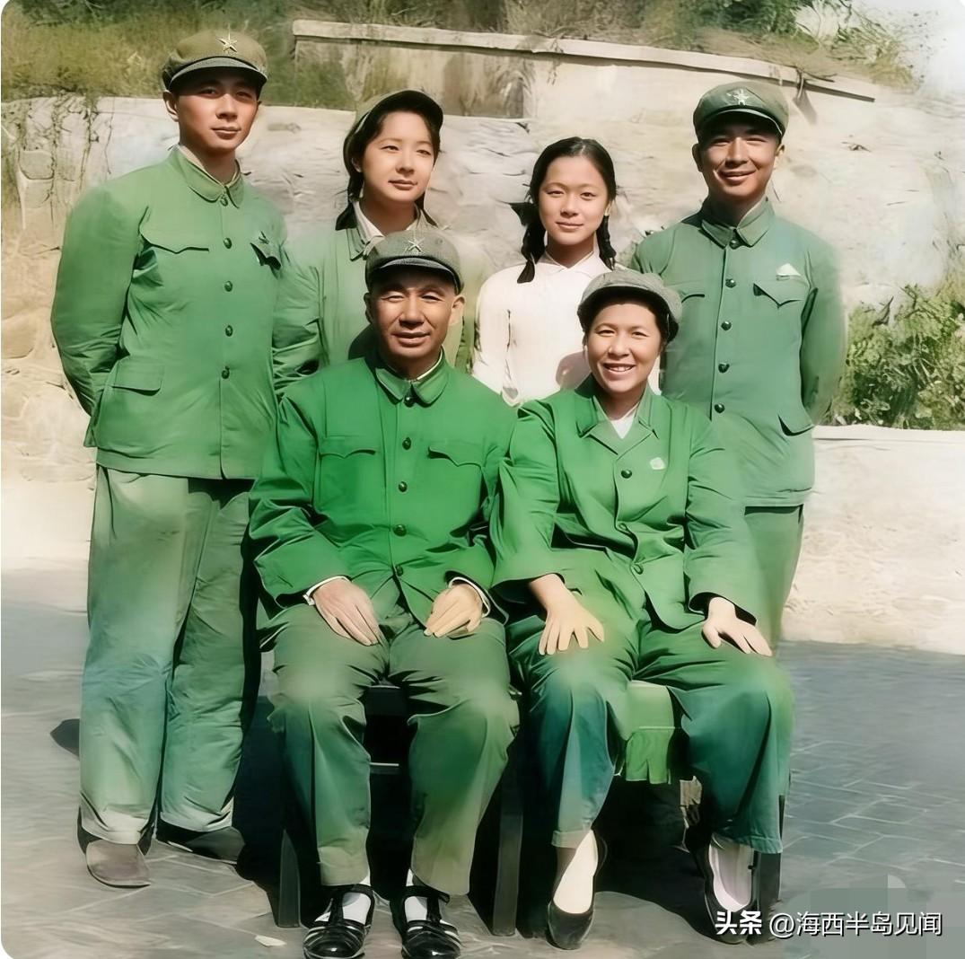 他13岁参加红军，历经长征、抗日战争、解放战争，1955年被授予海军少将军衔。