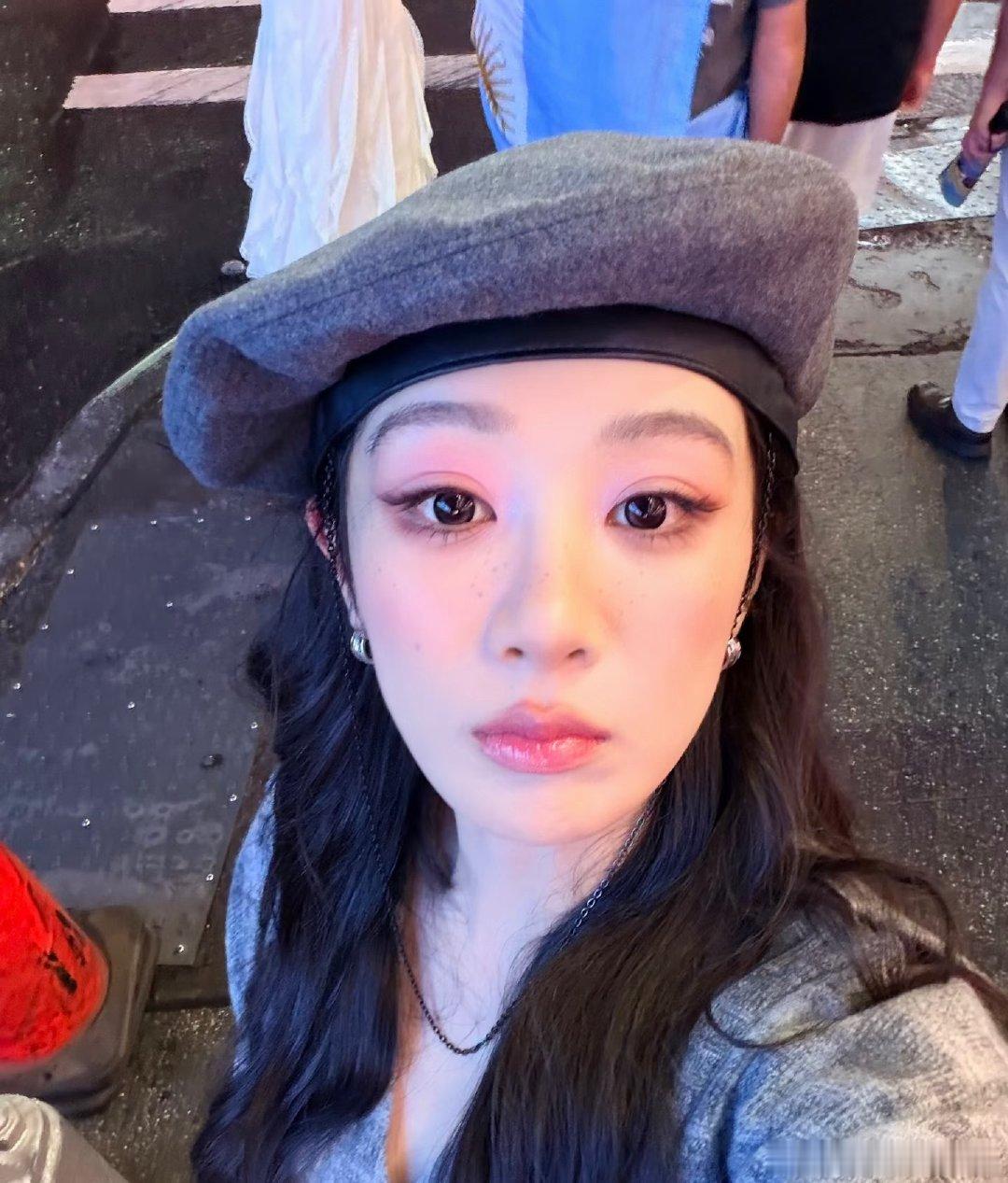 杨紫灰色贝雷帽杨紫灰色贝雷帽好可爱，还晒了素颜跑步照，状态好好！杨紫素颜跑步照