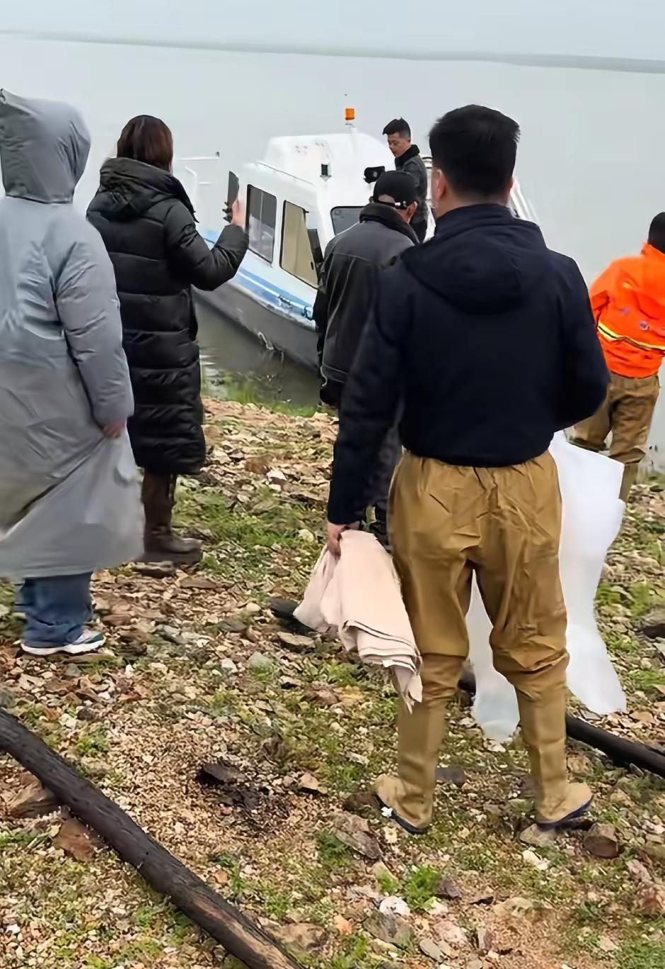 这么多天，消防、公安、救援队、志愿者水陆空全力搜救，大家都在盼着奇迹，可最终还是