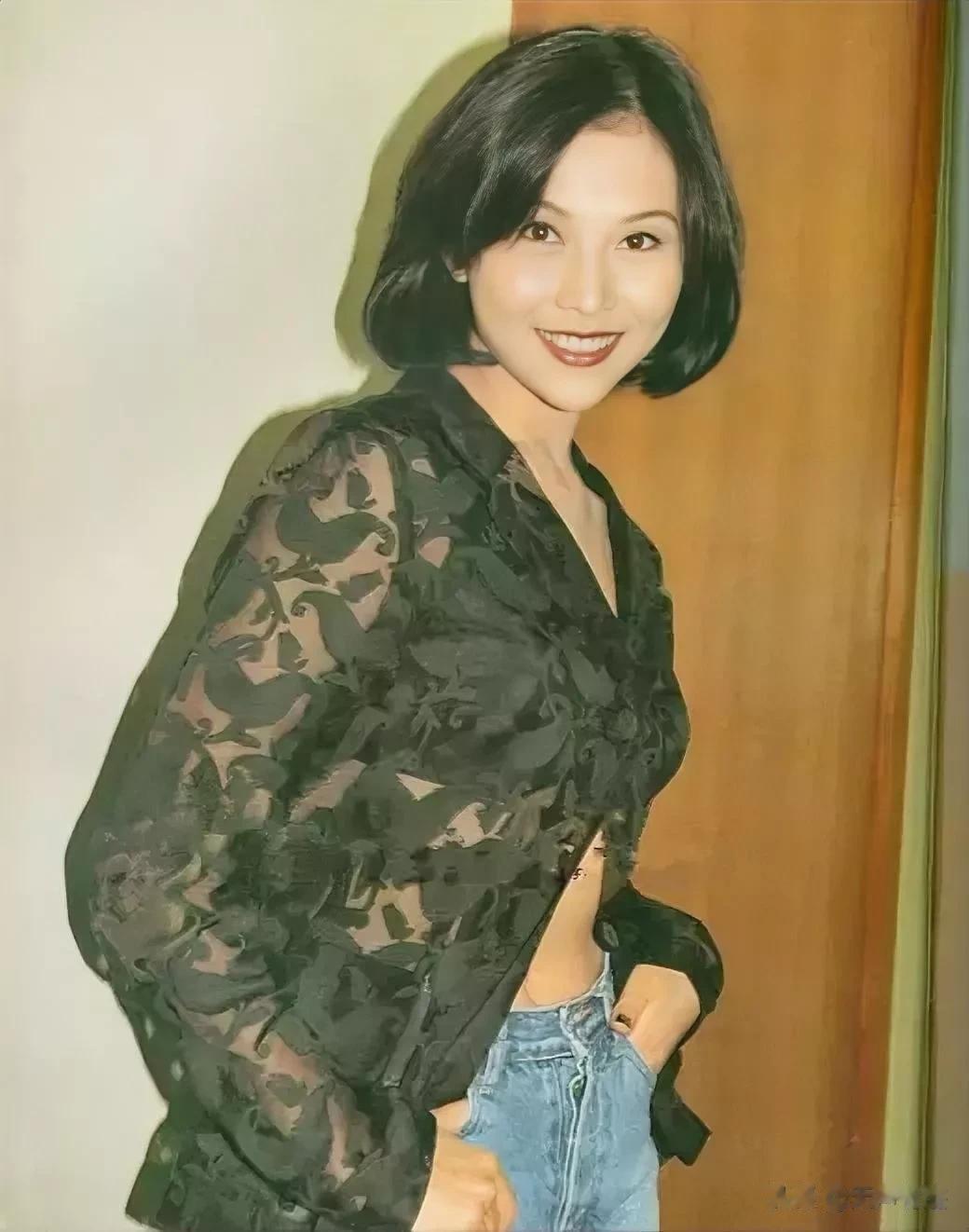 蔡少芬颜值巅峰时期，真的没得说，明星的脸，模特身材。
都说她和邱淑贞有点像，一直