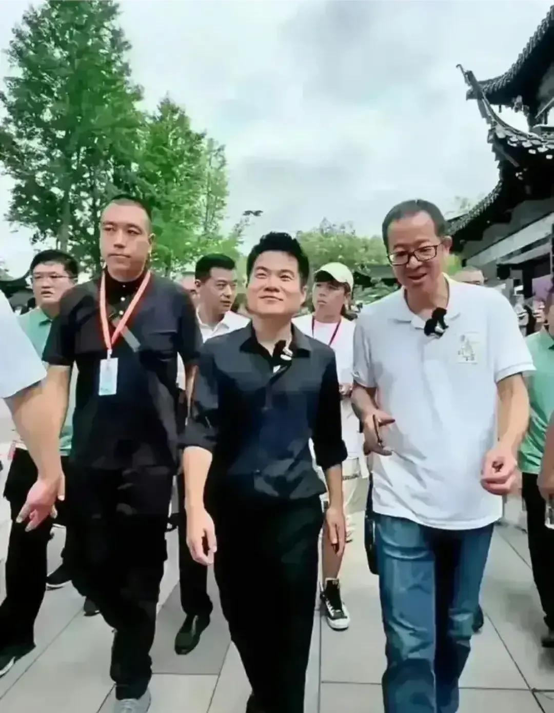 一次，易中天又问俞敏洪：