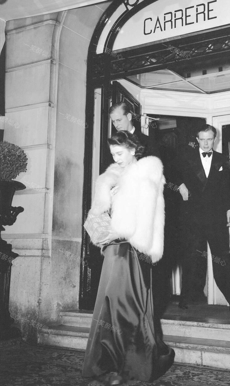 英国王室[超话]  1948年5月17日，爱丁堡公爵夫妇在法国巴黎🇫🇷那时候