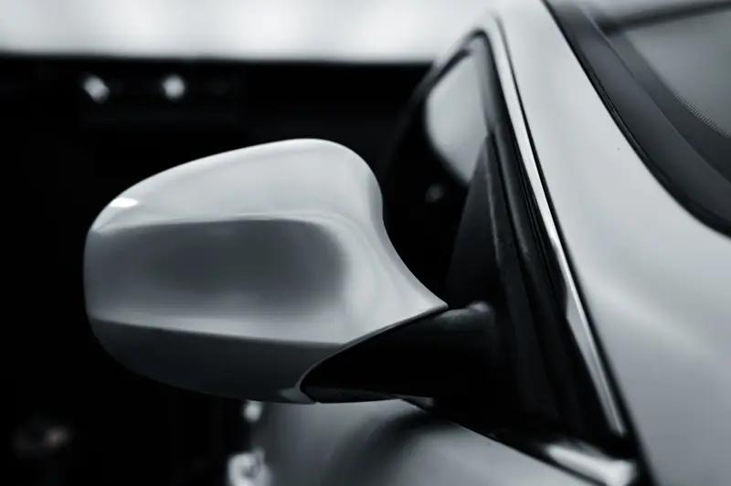 新能源车换个后视镜花了近6000元，车主直呼：电车买得起修不起。前不久，新能源汽