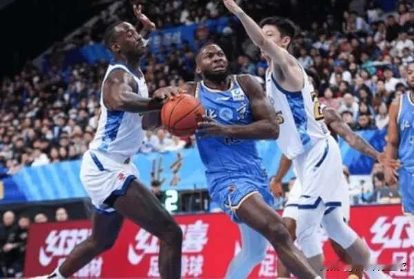 今晚CBA迎来强强对话，北京男篮在主场85比91不敌卫冕冠军广厦男篮，开赛以来的
