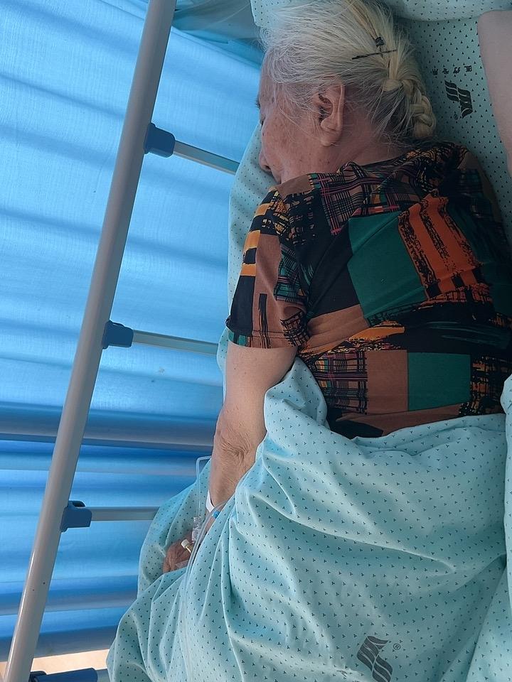 今早真的被吓出一身冷汗。
妈妈突然不停呕吐，吐出来都是红色的血，我心里一下子慌了