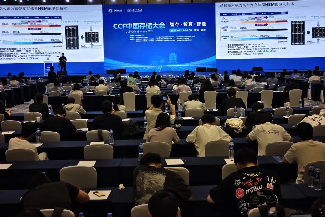 【存储芯片涨价潮或将贯穿2026年】存储芯片涨价潮从2025年持续到2026年，