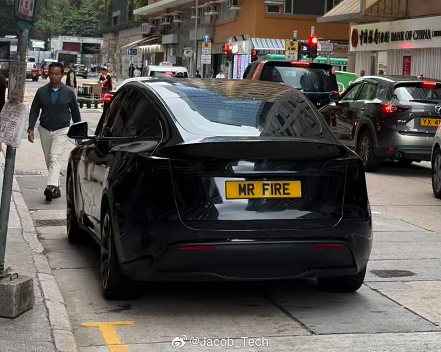 天！本特斯拉车主实名羡慕啦香港的车牌也太帅了吧显得车更帅了大陆的绿车牌算了… 