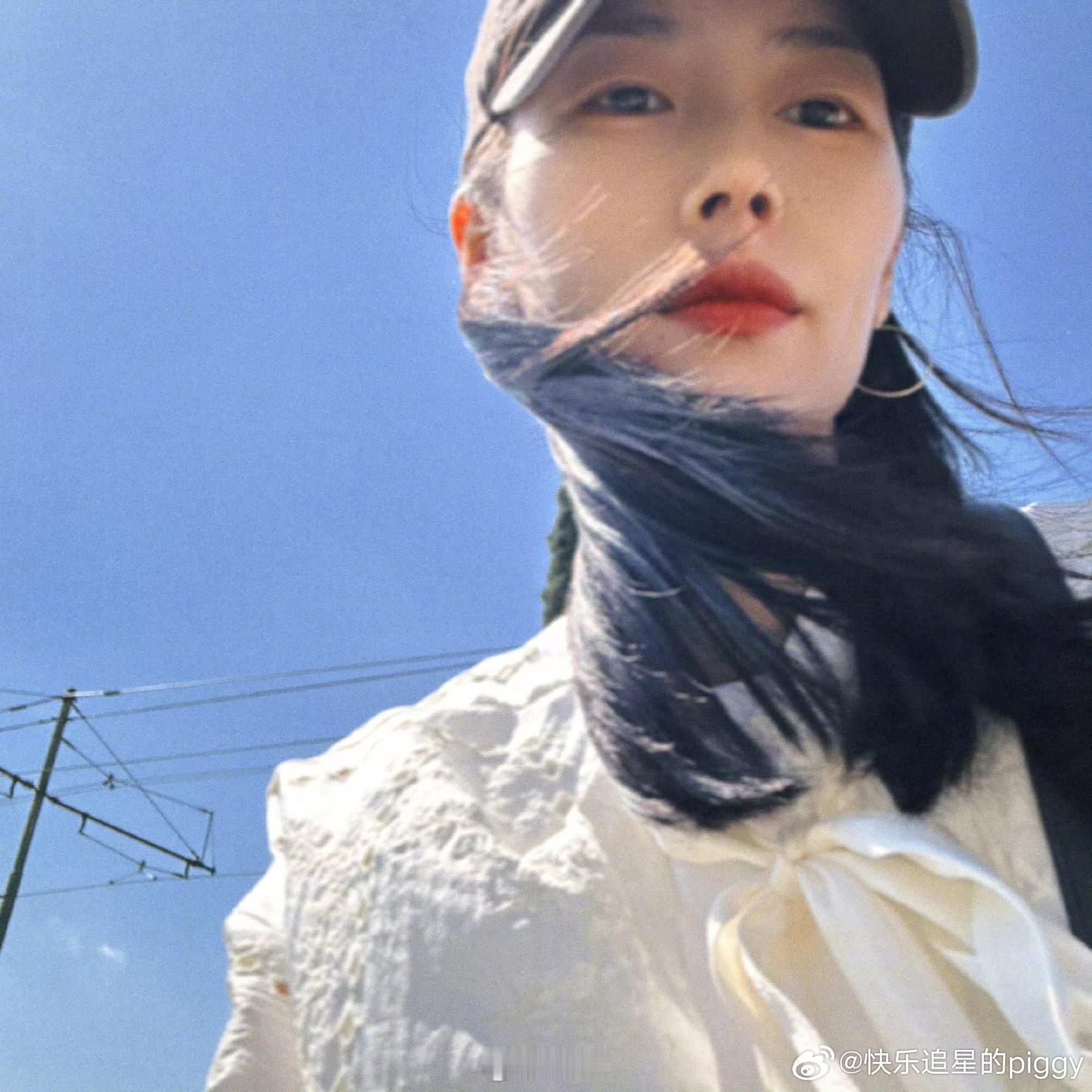 #刘雯去美国了# 刘雯的松弛感好绝[哇]日常就是一个享受生活 文艺唯美的小女生，