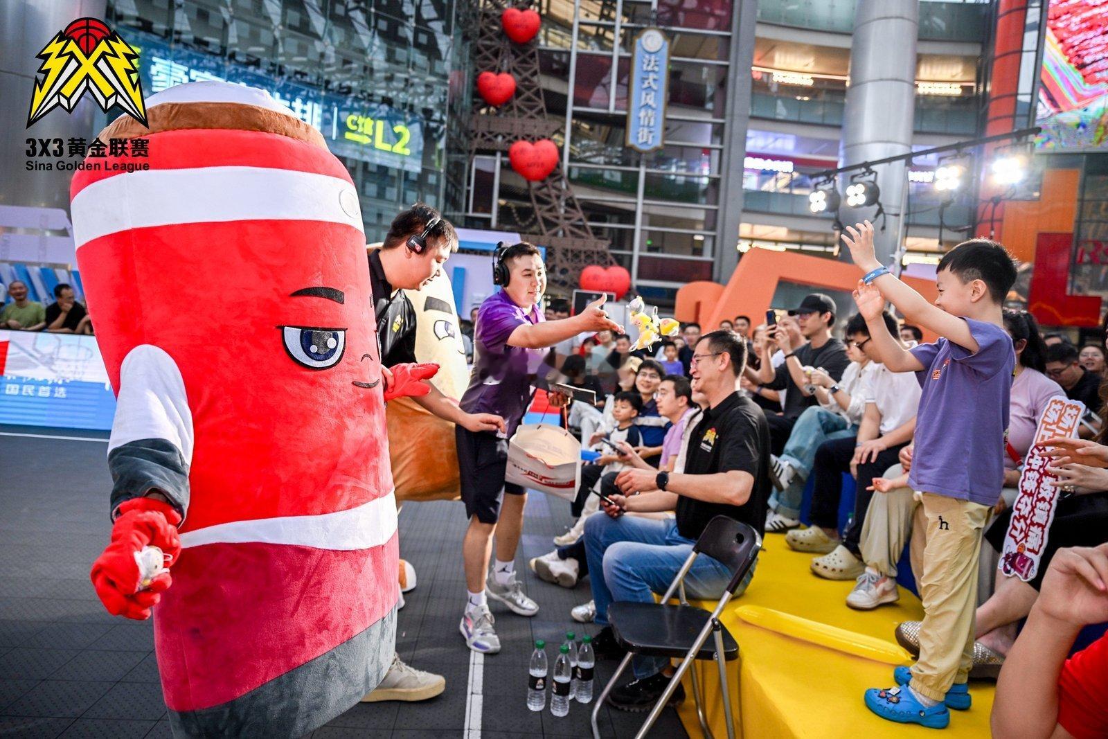 我的球场防护伙伴 赛场之上，杨舒予冲锋陷阵，杨力维稳守后方，默契配合让她们无惧挑