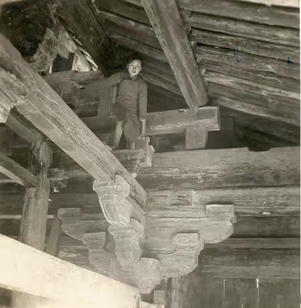 这是1930年，建筑学家林徽因在河北开元寺进行考察的图片。
      人们常说
