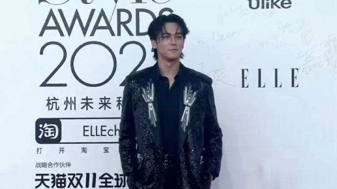 陈牧驰吴楚一风波后去了elle红毯，说实话这个样子不如别出现，一直都油油的，稠稠