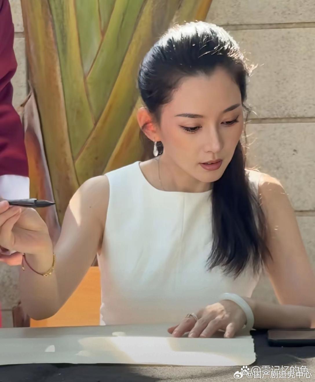 森林北快40岁了，看着却像个小姑娘。 