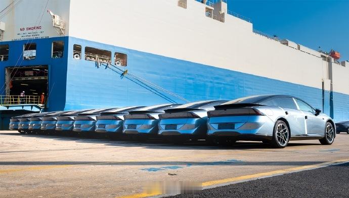 2026款小鹏p7+ 新款小鹏P7+正式开启海外发运，从连云港出发奔向18国。其