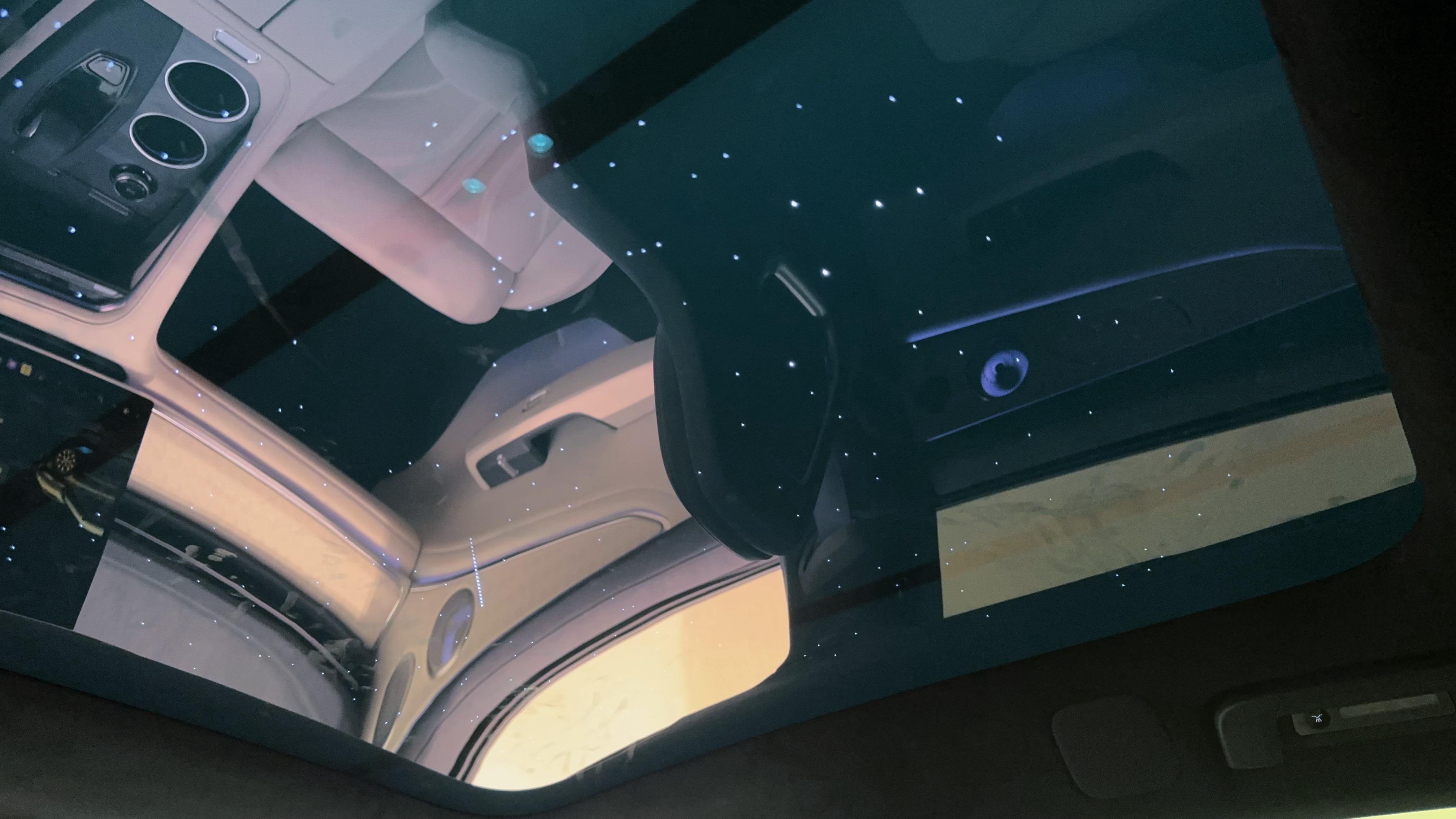 这块星空顶，真的是情绪价值拉满了！我开始以为，焕新极氪001 的星空顶只是在玻璃